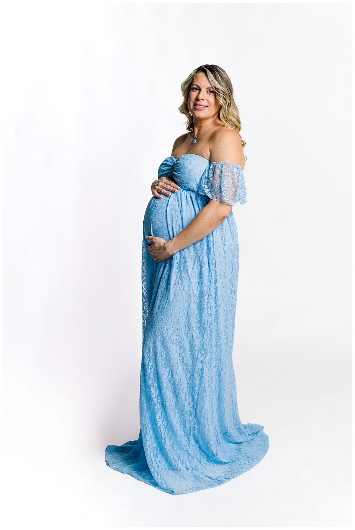 Beautiful mama to be posing for her last pregnancy maternity photoshoot. taken by a maternity photographer in Pittsburgh, pa