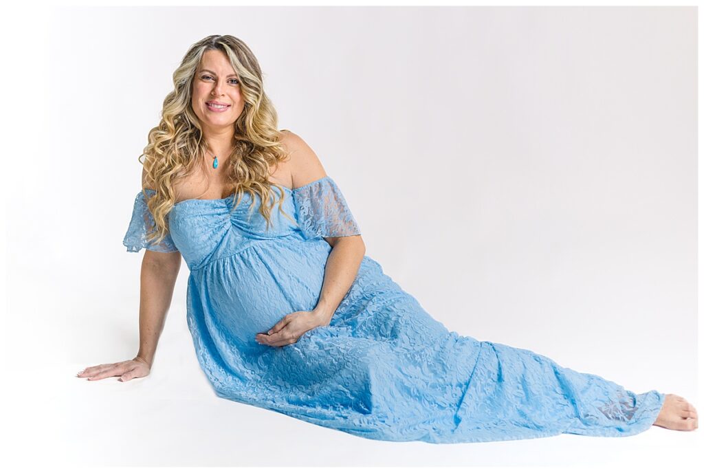 Beautiful mama to be posing for her last pregnancy maternity photoshoot. taken by a maternity photographer in Pittsburgh, pa