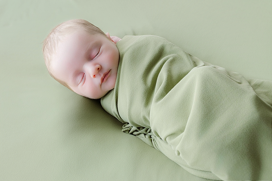 Finding a Pittsburgh pediatrician for you newborn can be challenging. I am giving you tips to make it easier. This newborn photo was taken by a North Hill Maternity Photographer.