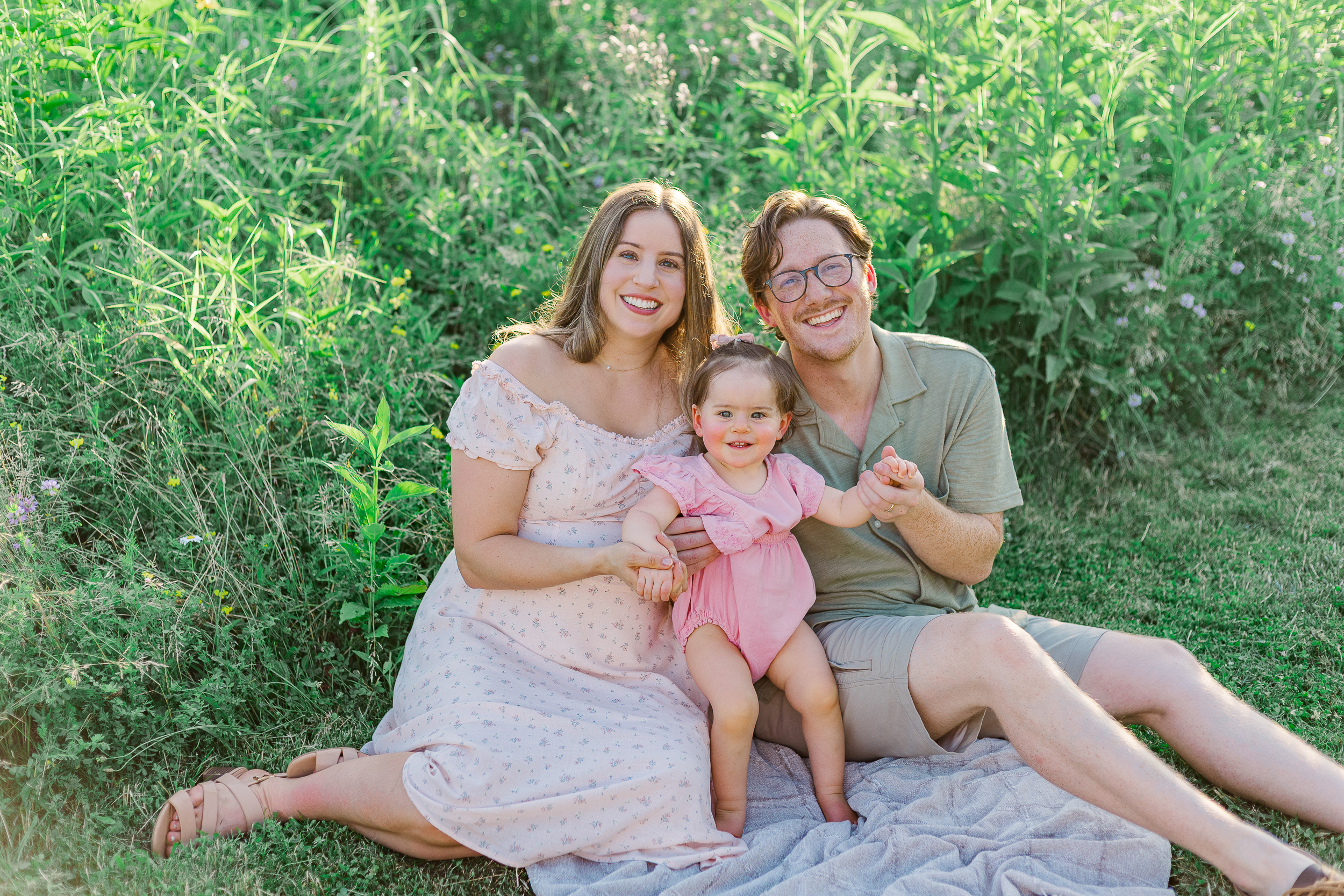 Coordinated outfit ideas for a Pittsburgh maternity photoshoot with the whole family.