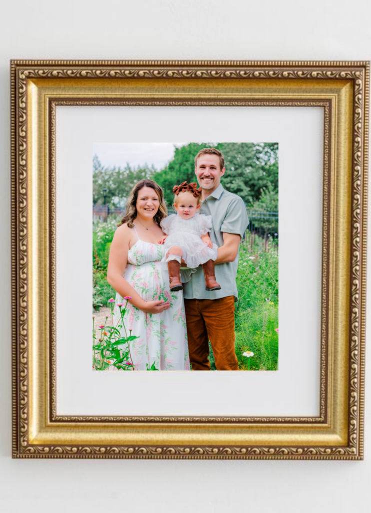 Holiday maternity photos in Pittsburgh used for Christmas cards, prints, and keepsakes.